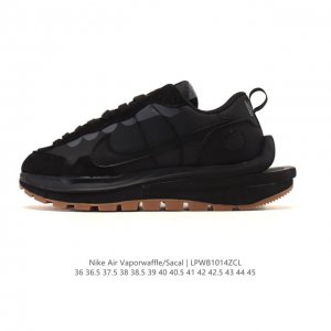 Nike Sacai X Nike Vaporwaffle 3.0 runway collaboration sneakers. The shoe combin