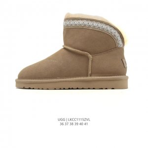 Company-grade Ugg mid-top snow boots, playful and cute with versatile styles. A