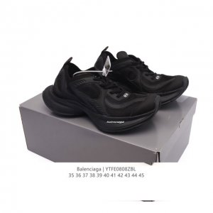 Balenciaga, a company-level luxury brand, is a Xiaohongshu (Little Red Book) hi