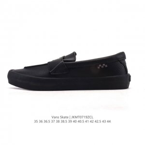 The Wall skateboarding spirit. The Skate Loafer features a pure black design. Th