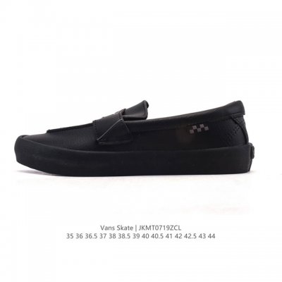 The Wall skateboarding spirit. The Skate Loafer features a pure black design. Th
