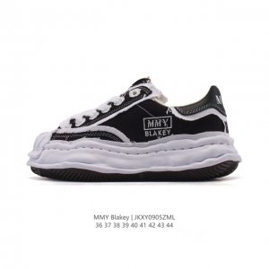 A company-level favorite of Shawn Yue, the Mmy Blakey retro dissolving sneakers