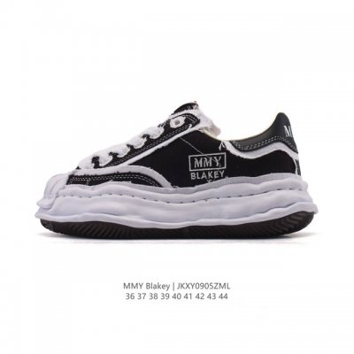 A company-level favorite of Shawn Yue, the Mmy Blakey retro dissolving sneakers