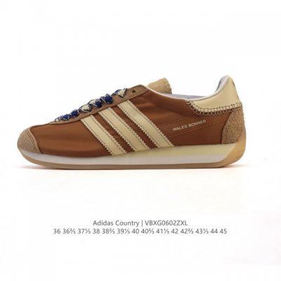 Ecco leather strips and mesh are breathable, combining classic and modern crafts