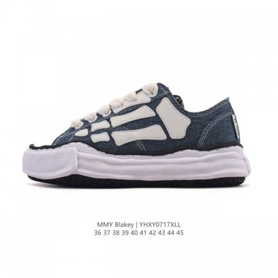 A company-level favorite of Shawn Yue, the Mmy Blakey dirty shoes, the same retr