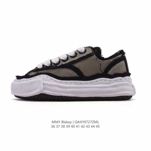 A company-level favorite of Shawn Yue, the Mmy Blakey dirty shoes, the same retr