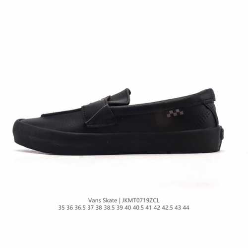 The Wall skateboarding spirit. The Skate Loafer features a pure black design. Th