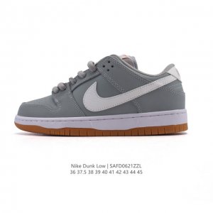 Nike Sb Dunk Low Pro Unisex Retro Sneaker. Made with a soft leather upper for du