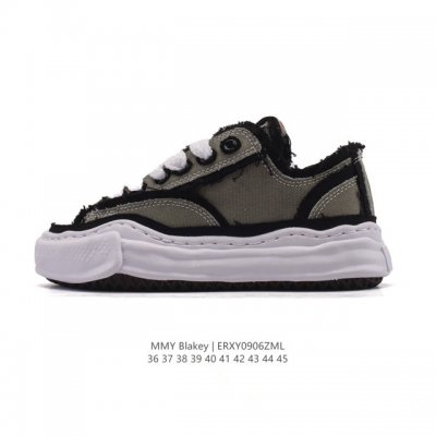 A company-level favorite of Shawn Yue, the Mmy Blakey retro dissolving sneakers