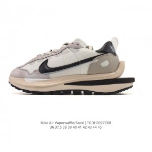 Nike Sacai x Nike Vaporwaffle 3.0, a major collaborative sneaker, debuted on th