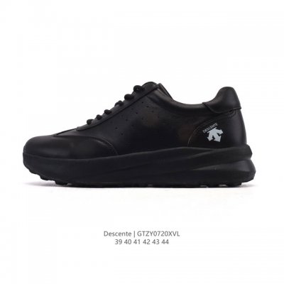 Corporate-grade Descente men's Chron retro fabric sports casual shoes feature a