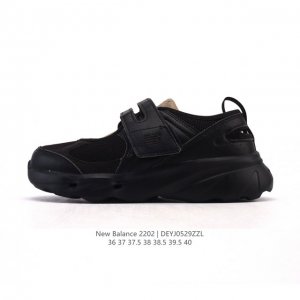 Alphabounce Instinct M Alpha This running shoe features a stretch upper and a co