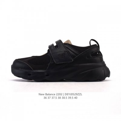 Alphabounce Instinct M Alpha This running shoe features a stretch upper and a co