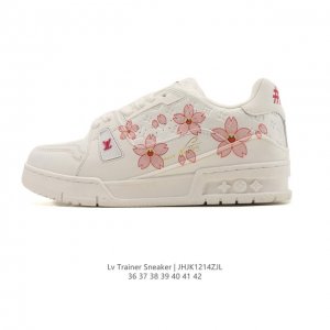 Company-grade Louis Vuitton Trainer Sneaker Low, a fashionable and stylish platf