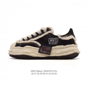 A company-level favorite of Shawn Yue, the Mmy Blakey dirty shoes, the same retr