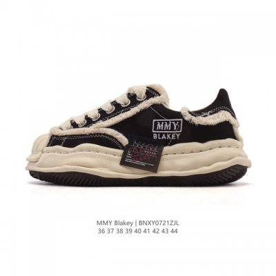 A company-level favorite of Shawn Yue, the Mmy Blakey dirty shoes, the same retr