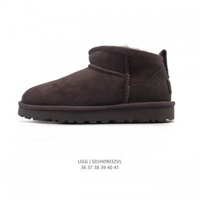 Ugg snow boots are playful and versatile. These flat-soled winter wool snow boot