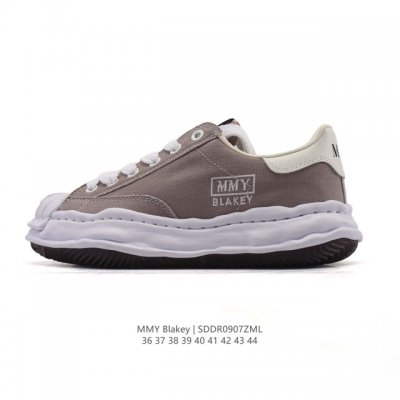 A company-level favorite of Shawn Yue, the Mmy Blakey retro dissolving sneakers