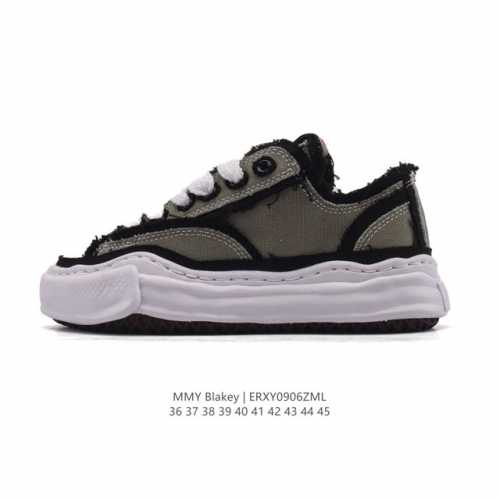 A company-level favorite of Shawn Yue, the Mmy Blakey retro dissolving sneakers